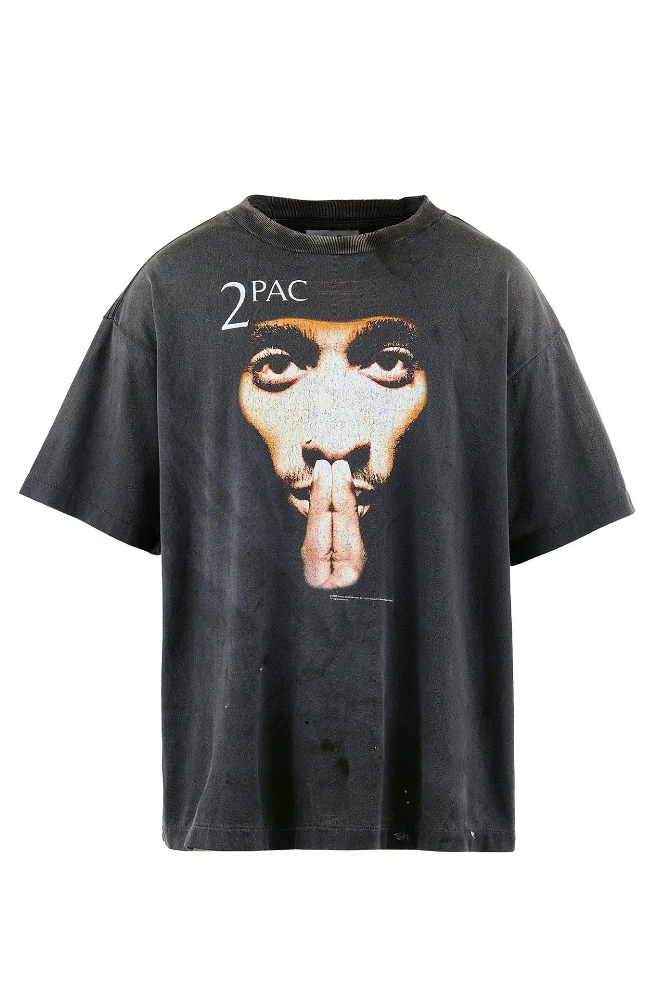 SAINT Mxxxxxx × 2PAC 2PC_SS TEE/2PAC/BLK 2PAC co-branded model 2PAC character TEE washed black S-XL A blockbuster co-branded project by the legendary hip-hop artist 2PAC The printing part refers to the iconic graphics on the cover of 2PAC's albums "R U Still Down" and "Shakur" The entire garment is rewashed and distressed/holes processed Printing cracked effect The ceiling of New Vintage 2PAC powder is a must-have